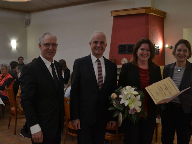 Dr. Klaus George, Landrat a. D. Thomas Brych, Sabine Kempfer und Dorothee Prüssner bei der Preisverleihung (v. l.) (Foto: Hellwig/RVH)