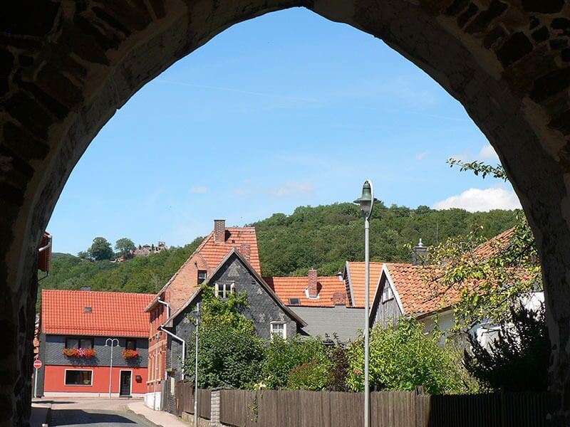 Blick durch das Stadttor zur Ruine der Burg Hohnstein © Dr. Klaus George