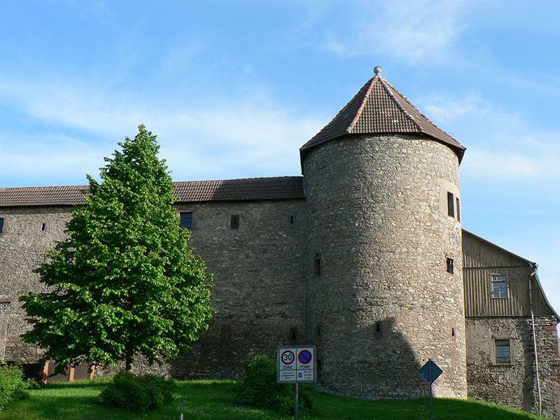 Schloss Harzgerode. Rundturm und überdachter Wehrgang aus dem 16. Jh. © Dr. Klaus George