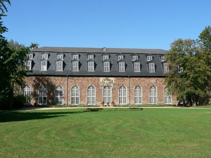 In der Orangerie befindet sich heute eine Aussenstelle des Landesarchivs des Landes Sachsen-Anhalt. Foto Dr. Klaus George.JPG