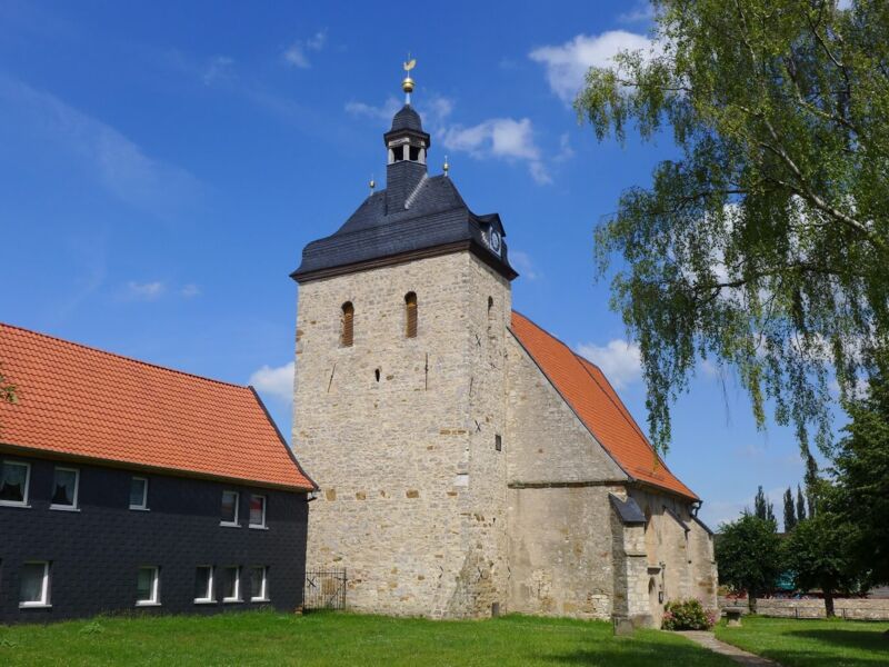 Kirche Sankt Johannis mit Wehrturm in Veltheim. Foto Dr. Klaus George.JPG