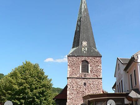 Kirche St. Georg in Neustadt, rechts der Roland © Dr. Klaus George
