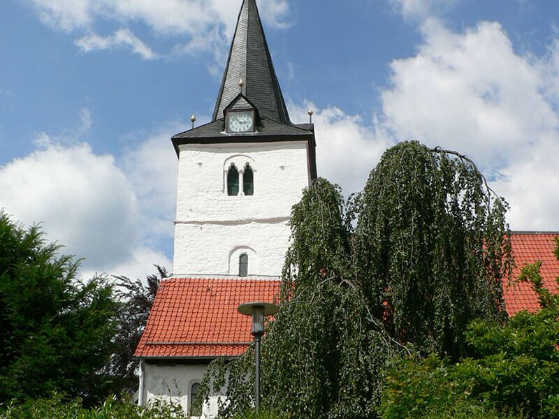 Romanischer Westturm der evangelischen Kirche St. Nicolai (12. Jh) © Dr. Klaus George