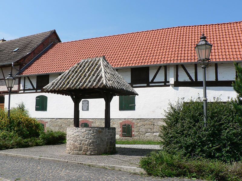 Zentraler Dorfplatz Badeborn mit dem "Hasselborn", der als Wahrzeichen in das Siegel der bis Juli 2002 eigenständigen Gemeinde übernommen wurde © Dr. Klaus George