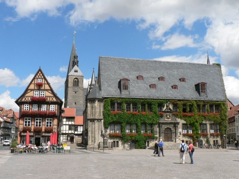 Markt mit Rathaus und Marktkirche Quedlinburg. Foto Dr. Klaus George.JPG